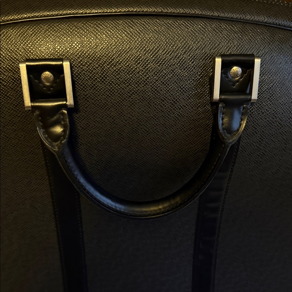 Louis Vuitton Taiga Helena 1 Poche Black Travel Bag - Picture 4 of 8